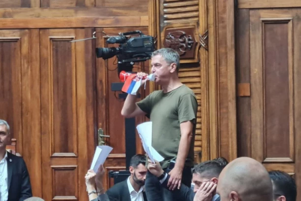 ALJKAVA OPOZICIJA SRBIJE: "Jednu vuvuzelu šetaju od usta do usta"... higijenski, nema šta