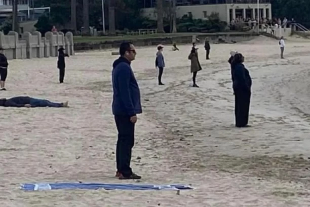 JEZIVO! 20 osoba stajalo u ISTOJ POZI na obali i gledalo u ISTOM PRAVCU! Razlog za to će vas iznenaditi