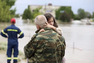 NA PLAŽI U VOLOSU PRONAĐEN LEŠ! Broj žrtava poplava u Grčkoj raste, mostovi UNIŠTENI