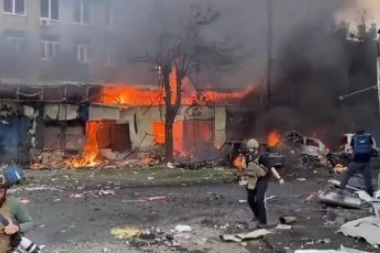 MASAKR NA PIJACI, NAJMANJE 16 MRTVIH, MEĐU NJIMA I DETE! Stravičan trenutak ruskog udara na ukrajinski grad u Donbasu (VIDEO)