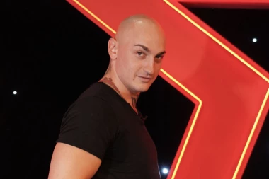 PREPOZNAJETE LI DESINGERICU? Isplivala stara slika, uhapšeni reper bez tetovaža i sa puštenom kosom NE LIČI NA SEBE! (FOTO)