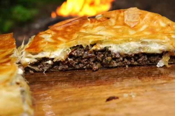 SAMI NAPRAVITE BUREK KAO IZ PEKARE: Sa nadevom od MESA i kupovnim korama biće gotov za manje od POLA sata!