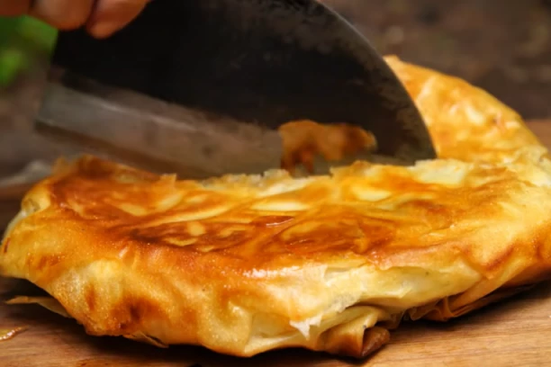 POSNA PITA SA KUPUSOM: Oduševite sve ukućane već za doručak sa ovim prostim receptom od gotovih kora!