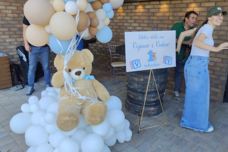 Ivana Pavković i Petar Mitić prvi rođendan blizanaca