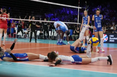 KAD NOLE KAŽE, TO BAŠ IMA TEŽINU: Đoković se poklonio odbojkašicama!