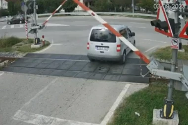 JEZIV SNIMAK IZ PRIJEDORA! Žena ostala zarobljena na pružnom prelazu dok joj se voz približavao! (VIDEO)