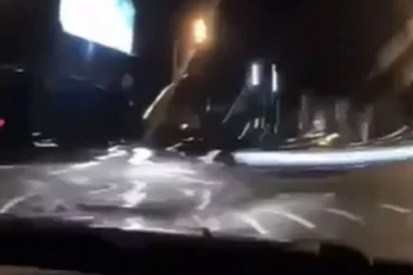 ZBOG OVAKVIH BAHATIH VOZAČA GINU NEDUŽNI: Bez razmišljanja projurio na crveno, tik ispred drugog vozila!