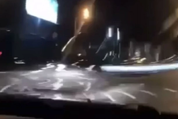 ZBOG OVAKVIH BAHATIH VOZAČA GINU NEDUŽNI: Bez razmišljanja projurio na crveno, tik ispred drugog vozila!