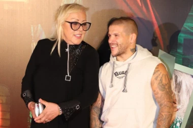 ZORICA MARKOVIĆ POKAZALA NOVOG DEČKA?! Pevačica se pojavila na premijeri filma, svi gledaju u neverici (VIDEO)