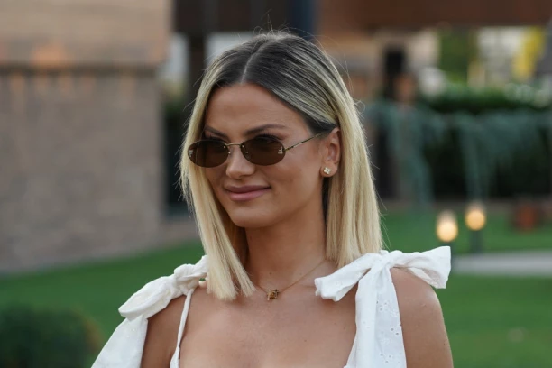 OVO SU OTAC I MAĆEHA MILICE PAVLOVIĆ: Prvi put pred kamerama, pevačica otkrila da je dobila ZABRANU!