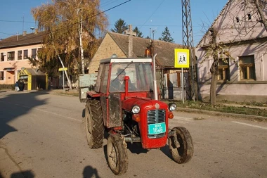 PIROĆANAC PAO SA TRAKTORA: Zadobio teške telesne povrede!
