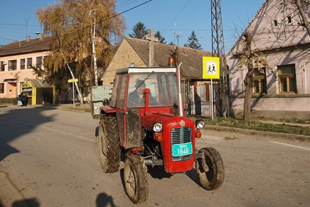 PIROĆANAC PAO SA TRAKTORA: Zadobio teške telesne povrede!