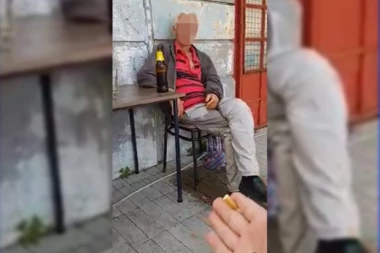 NASILNIK IZ OBRENOVCA SE IŽIVLJAVAO KONSTANTNO NAD SLABIJIMA? Objavio snimak gde muči i vređa DEKU KOJI SEDI U MOKRAĆI - sebi pravio hvalospeve! (FOTO)