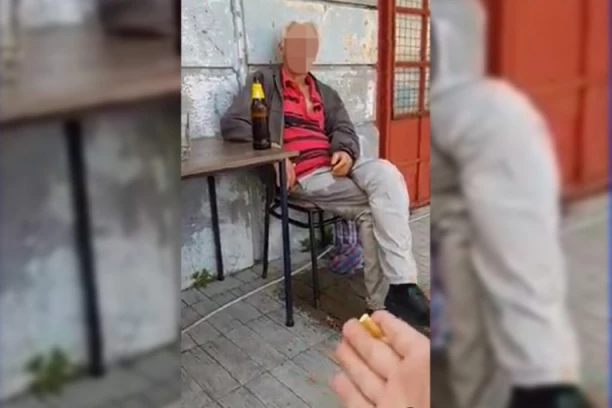 NASILNIK IZ OBRENOVCA SE IŽIVLJAVAO KONSTANTNO NAD SLABIJIMA? Objavio snimak gde muči i vređa DEKU KOJI SEDI U MOKRAĆI - sebi pravio hvalospeve! (FOTO)