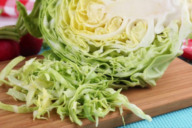 OTKRIVENA TAJNA PROFESIONALNIH KUVARA: Savršeno isečen kupus za salatu bez noža, treba vam samo jedna alatka iz kuhinje a nije rende (VIDEO)