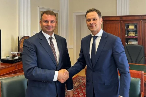 SINIŠA MALI PREDAO DUŽNOST UPRAVLJANJA SRPSKOM PRIVREDOM SLOBODANU CVETKOVIĆU