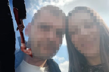 "DRŽAO JE SEKIRU U SPAVAĆOJ SOBI"! Reči majke Ane koju je dečko držao zatočenu u Bariču: FALI JOJ POLA KOSE, TUKAO JE PENDREKOM, SEKIROM I METALNOM KUGLOM!
