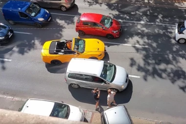 KOLAPS NA TRGU NIKOLE PAŠIĆA! Direktan sudar dva putnička automobila! (VIDEO)