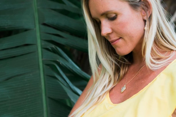 IAKO JOJ JE AJKULA ODGRIZLA RUKU POSTALA JE SURFERKA I MAJKA: Četvoro dece OVAKO presvlači, evo bez čega nikako ne bi mogla!