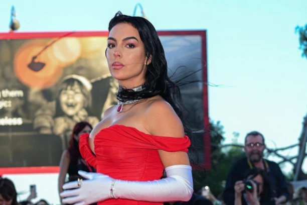 GORE SPREMNA ZA CRVENI TEPIH, DOLE ZA KLUB KOJI POSEĆUJU "SUMNJIVE ŽENE": Ronaldova Georgina pokazala koliko je moćna - detalj u ruci košta 230.000 evra! (FOTO)