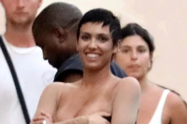 REPEROVA ŽENA GOLA ŠETA ULICOM: Ljudi gledaju i krste se, jastukom jedva pokrila grudi!