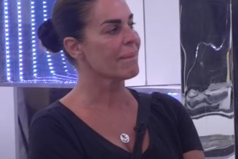 Milena Kačavenda plače