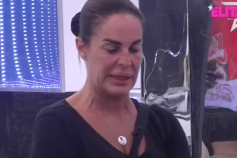 Milena Kačavenda plače