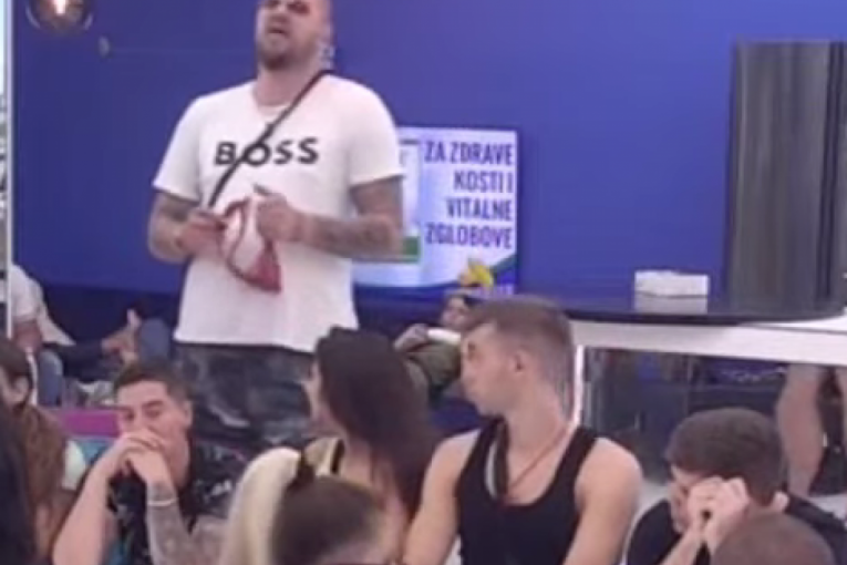 Janjuš pokazuje Enin donji veš