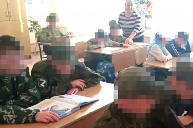 RUSKI RULET, KRVLJU NATOPLJENE PROSTORIJE ZA MUČENJE I ISPIRANJE MOZGA U 7 UJUTRU: Ovako izgledaju Putinovi "zombi kampovi" za decu (FOTO)
