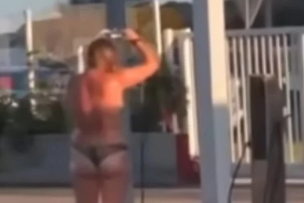 SKINULA SE U TANGE I ZAPALILA BALKAN: Žena izvela striptiz nasred BENZINSKE PUMPE da bi se istuširala
