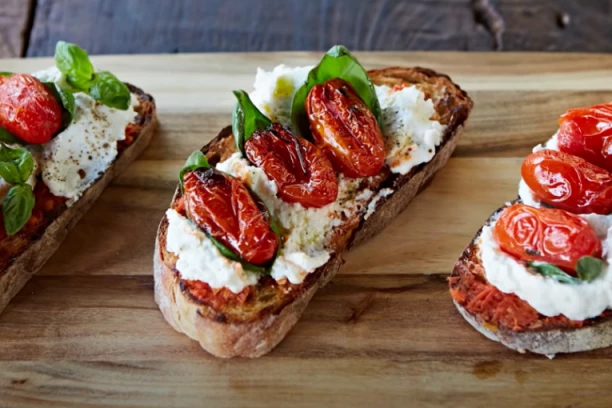 NIKAD BRŽA VEČERA OD STAROG HLEBA: Ceo SVET je poludeo za ovim receptom, nadev će vas oboriti sa nogu!