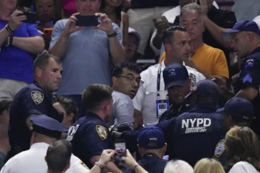 NEZAPAMĆEN SKANDAL NA US OPENU: Aktivisti prekinuli polufinale - pauza trajala 50 MINUTA! (VIDEO)