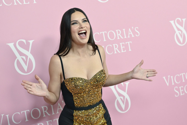 Nasmejana Adriana Lima