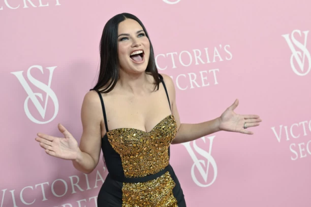 BIVŠA SRPSKA SNAJKA PROŠETALA BEZ GAĆICA: Adrijana Lima pokazala PROVOKATIVNIJU STRANU, a onda otkrila šta sprema FANOVIMA "UZBUĐENA SAM" (FOTO)