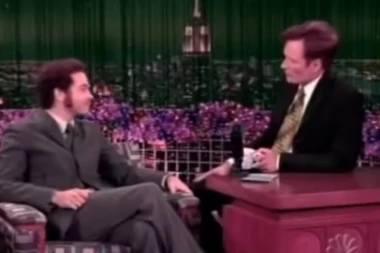 SNIMAK VODITELJA KOJI IZAZIVA JEZU: Znao za zlodela doživotno osuđenog glumca zbog SILOVANJA? (VIDEO)