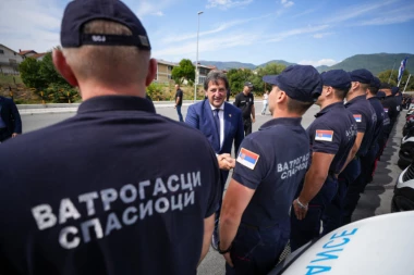 MINISTAR GAŠIĆ DOČEKAO VATROGASCE-SPASIOCE KOJI SU GASILI POŽARE U GRČKOJ: Hvala vam na humanosti, polazali ste još jednom koliko su vaša srca velika! (FOTO)