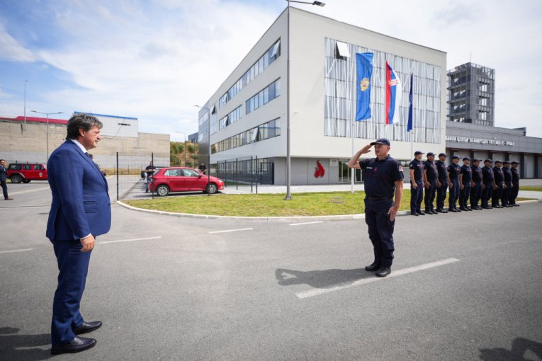 Bratislav Gašić dočekao vatrogasce-spasioce koji su gasili požare u Grčkoj