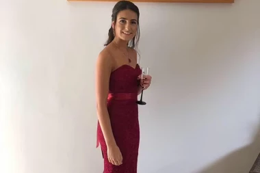 TINEJDŽERKA SE UBILA NAKON ŠTO JE SILOVANA NA ODMORU U GRČKOJ! Nekoliko meseci pred smrt saopštila porodici da je gej: Majka otkrila potresne detalje