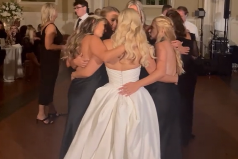 Mlada sa deverušama