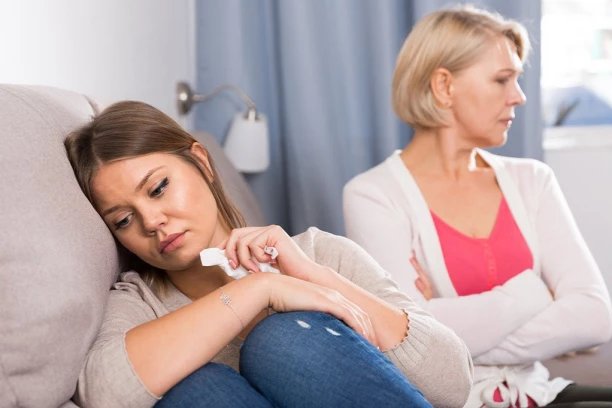 TINEJDŽERKA SE VRATILA IZ ŠKOLE OBLEPLJENA TRAKOM: Majka se ZALEDILA kada je saznala da su to NASTAVNICI uradili, OVO je razlog!