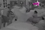 UČESNIK ELITE USNIMLJEN BEZ GAĆA: Terzi skinuli pokrivač tokom VRELE AKCIJE, ukućani zanemeli od šoka! (VIDEO)
