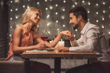 DAMA STARIJA OD NJIH NEĆE PROĆI NEPRIMEĆENA: Sudbina je odredila da se muškarci rođeni u ovih 5 znakova Zodijaka zaljube u žene koje imaju više godina od njih