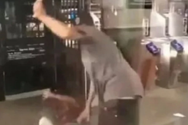 IZAŠAO IZ VOZA I BEZ POVODA PRETUKAO ŽENU! Dok je ležala na podu, korisnici mreža zbog ovog razloga NISU JE SAŽALJEVALI!