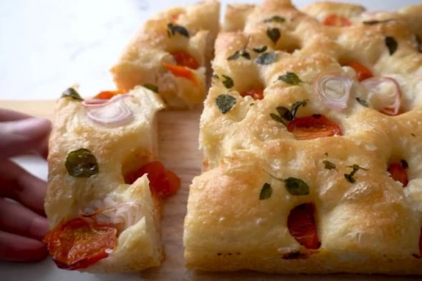 RECEPT ZA FOKAČU OVIH DANA SVI GUGLAJU: Ovo su originalni sastojci, zbog njih je testo PREMEKANO!