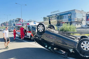 SAOBRAĆAJKA KOD BEOGRADSKE ARENE: Automobil udario u bankinu, pa se prevrnuo!