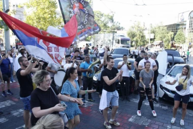 SRBIJA IZGUBILA, ALI SE SLAVI: LUDNICA u centru Beograda! (VIDEO)