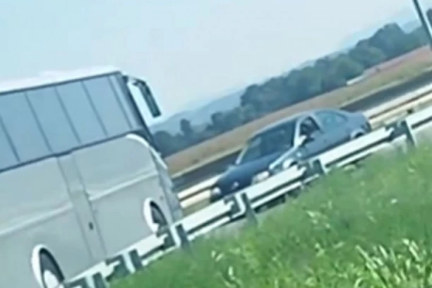 JOŠ JEDNA IGRA SA ŽIVOTIMA NA SRPSKIM PUTEVIMA! Ušao u kontra smer kod Velike Plane, pa napravio kolaps! (VIDEO)