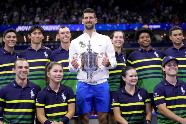 UZEO MIKROFON I POKIDAO: Nole zapevao legendarni hit! (VIDEO)