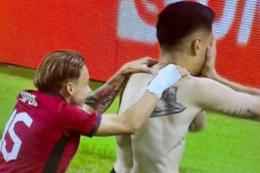 SRAMNA PROVOKACIJA ALBANACA! Dao gol Poljacima, pa POKAZAO celom svetu tetovažu OVK teroriste koji je UBIJAO Srbe! (FOTO)