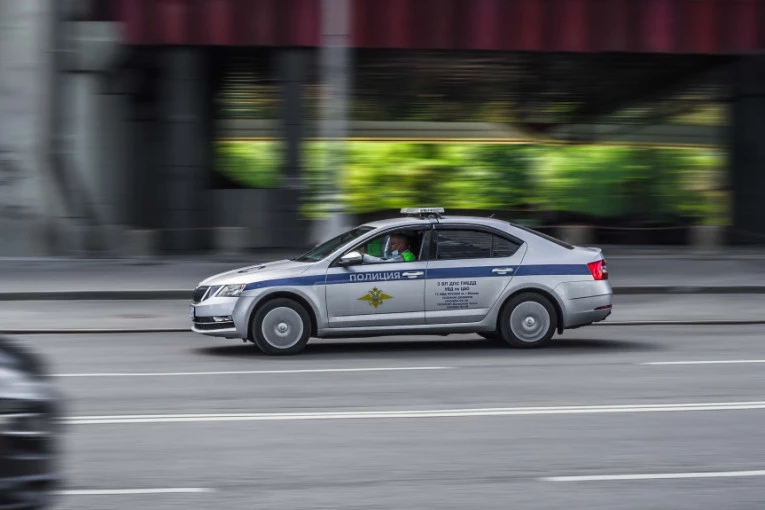 POSTAVLJALA BOMBU NA AUTOMOBIL! Uhapšena devojka u centru grada!